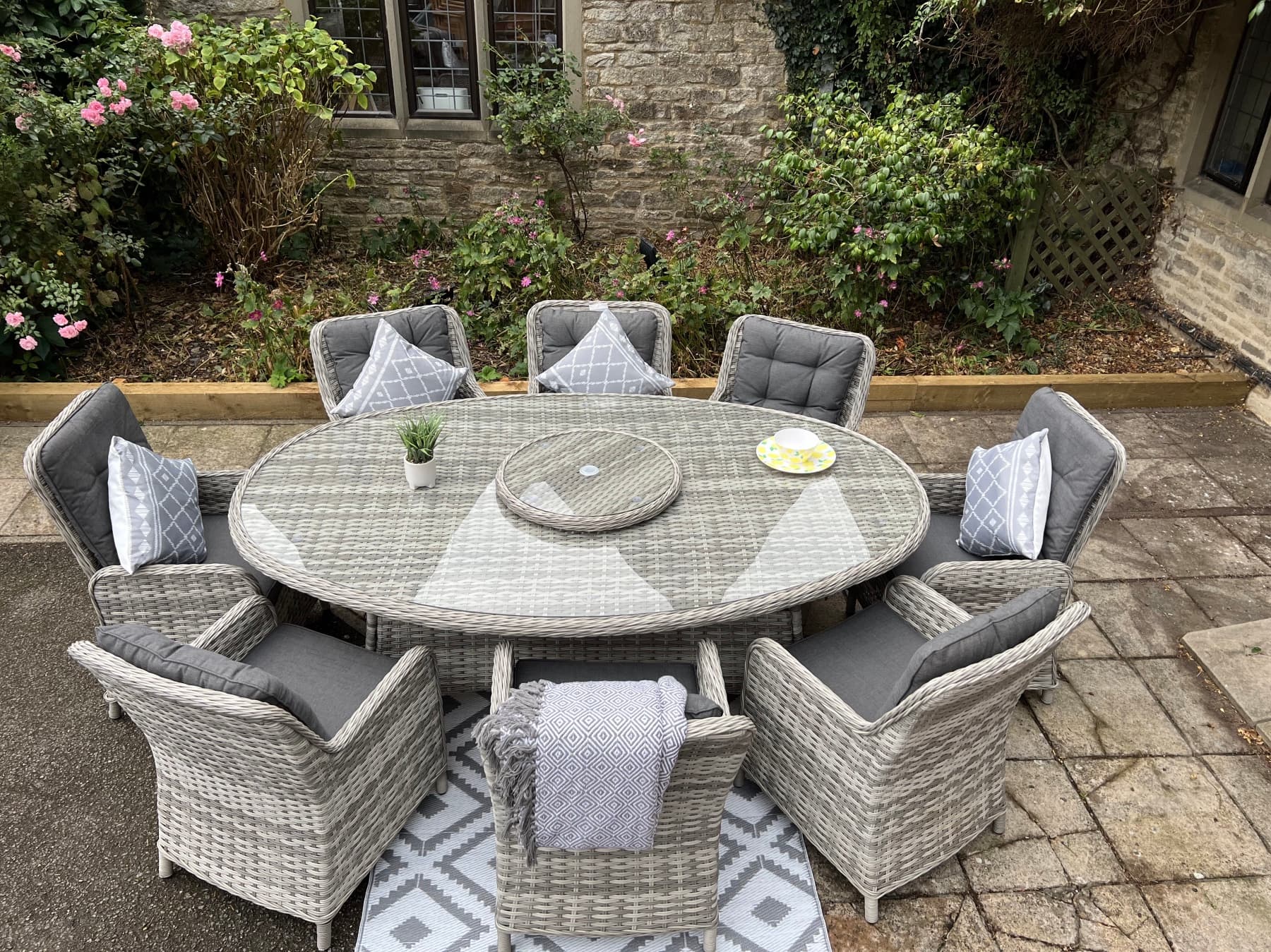 Terrassenmöbel mit Sonnenschutz: Ideal für heiße Sommertage