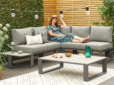 Terrassenmöbel mit Sonnenschutz: Ideal für heiße Sommertage