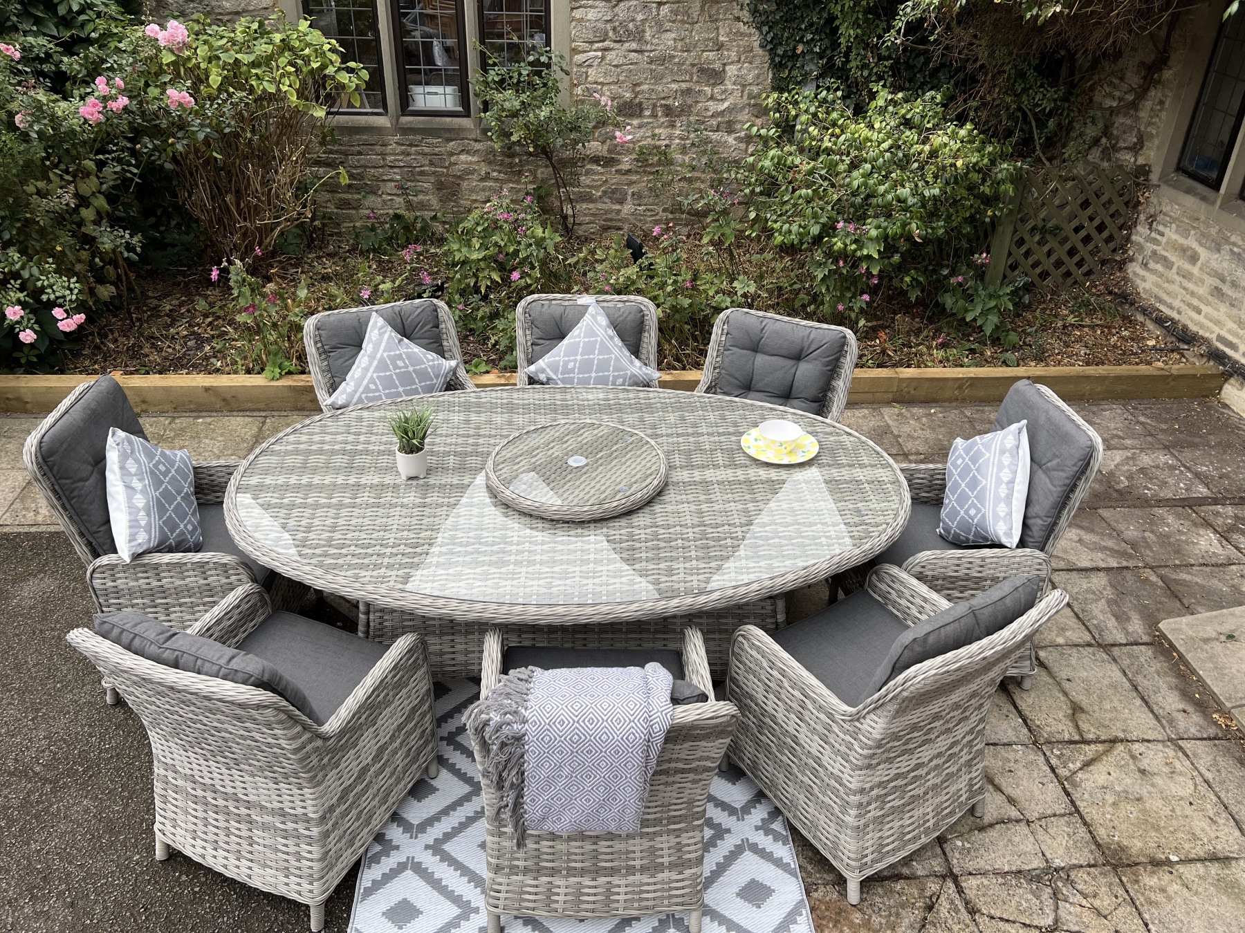 Terrassenmöbel mit Sonnenschutz: Ideal für heiße Sommertage
