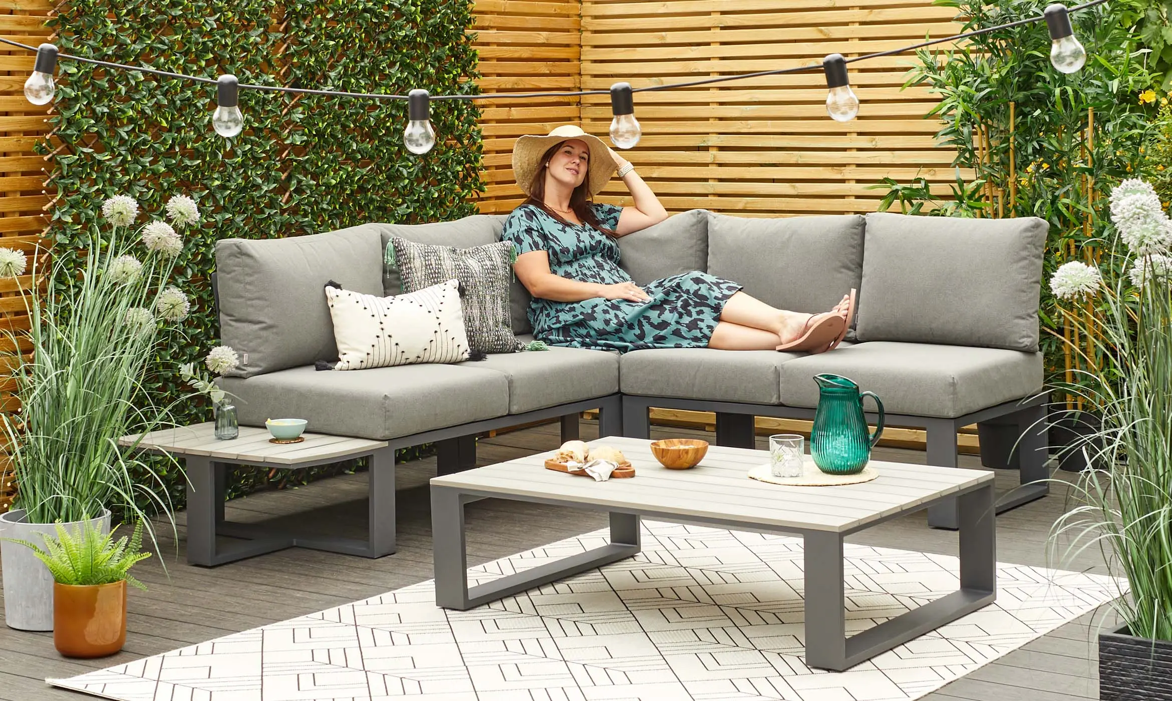 Terrassenmöbel mit Sonnenschutz: Ideal für heiße Sommertage